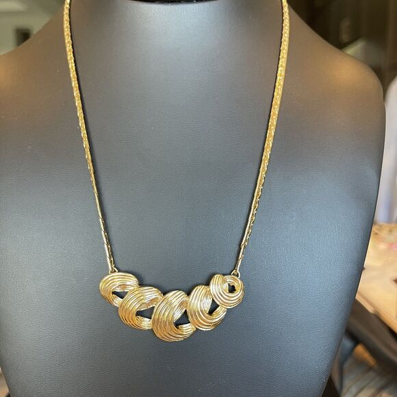 Vintage Estate Avon Ribbon Curl Necklace Swirl Flat Chain 1989 Gold Tone - Picture 2 of 5